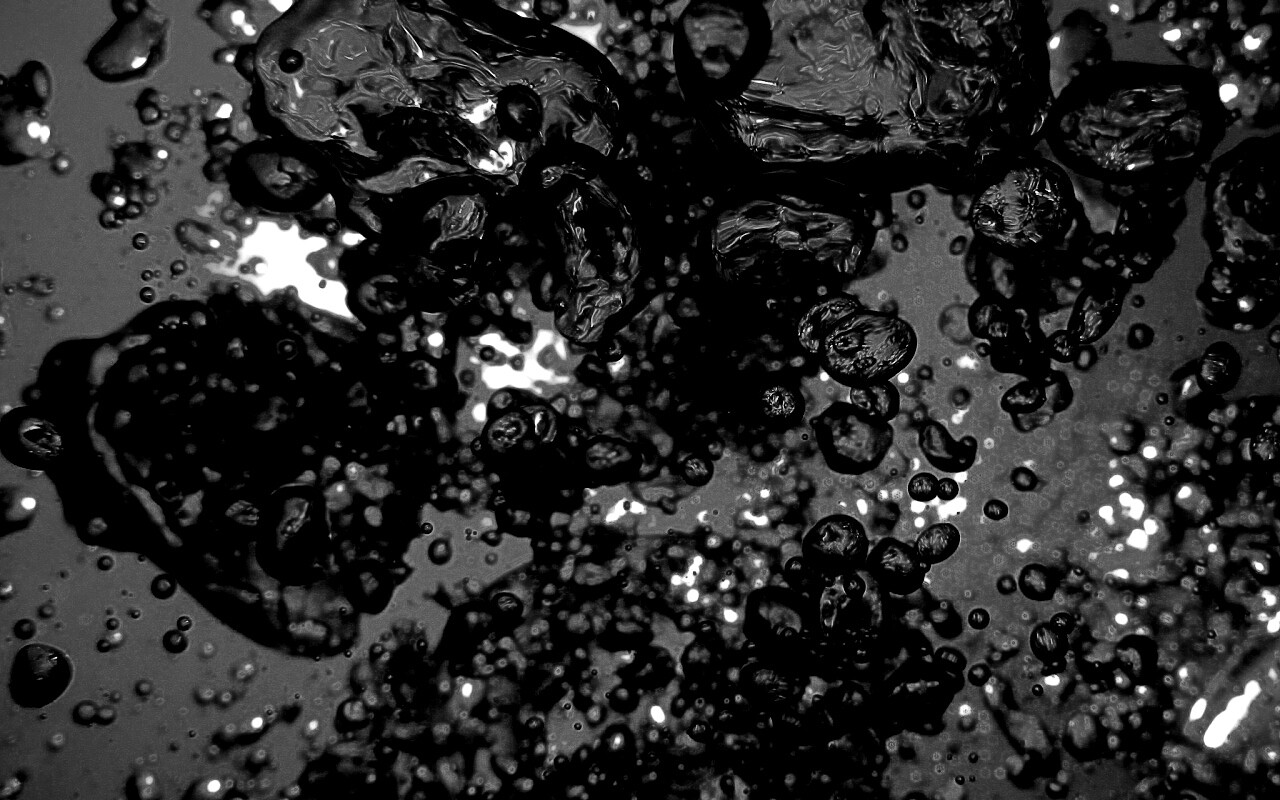 Тёмные пузыри в воде обои