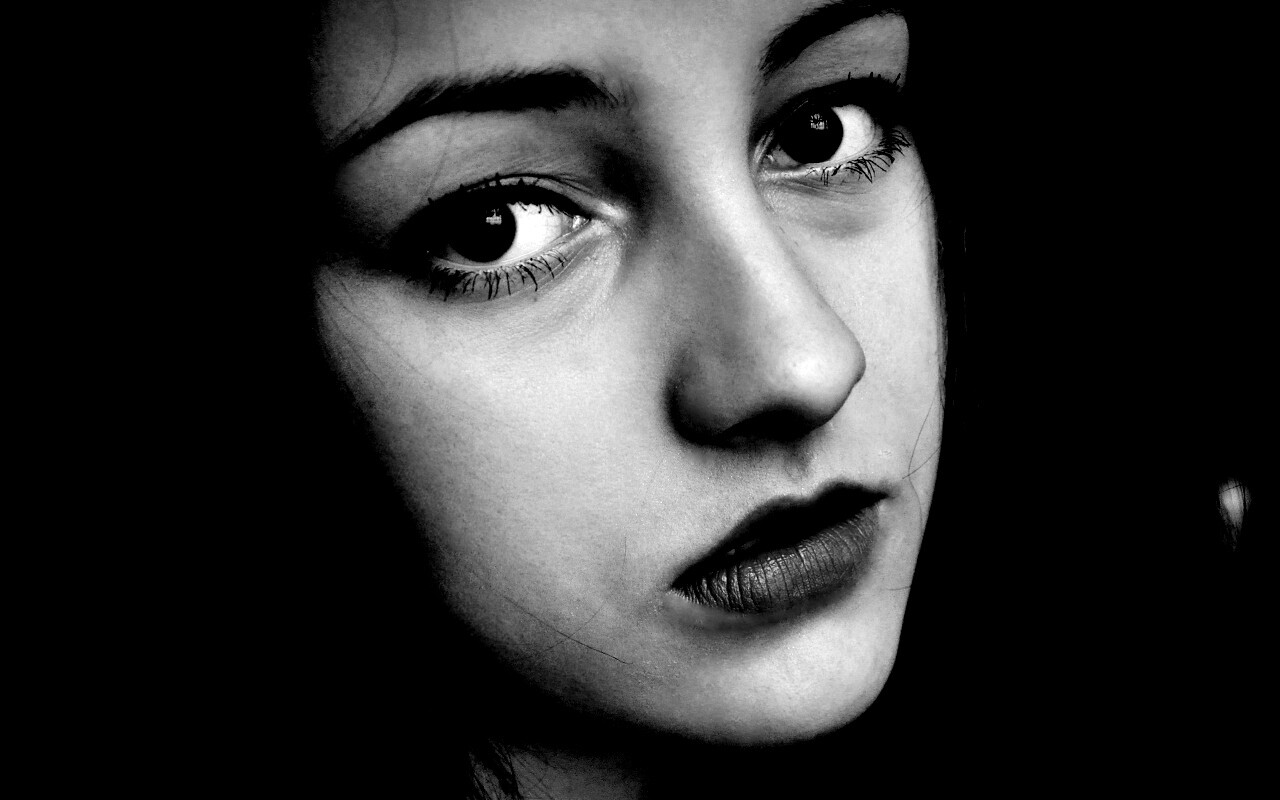 Брюнетка с ярким макияжем и печальным лицом обои