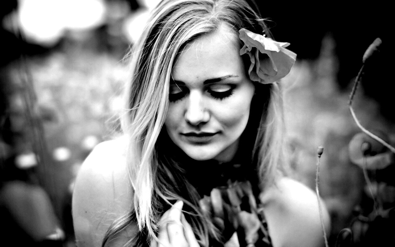 Блондинка в маках обои