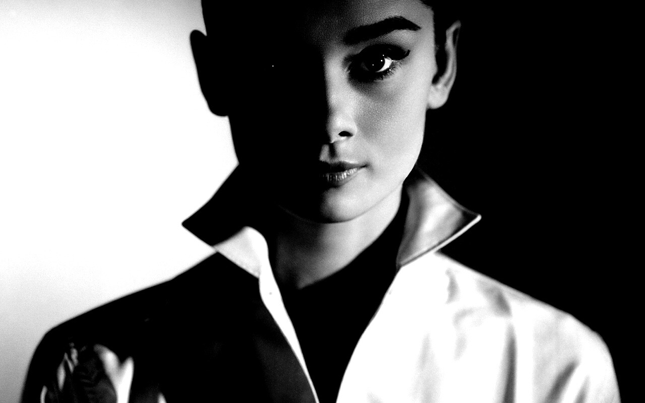 Одри Хепберн в grayscale обои