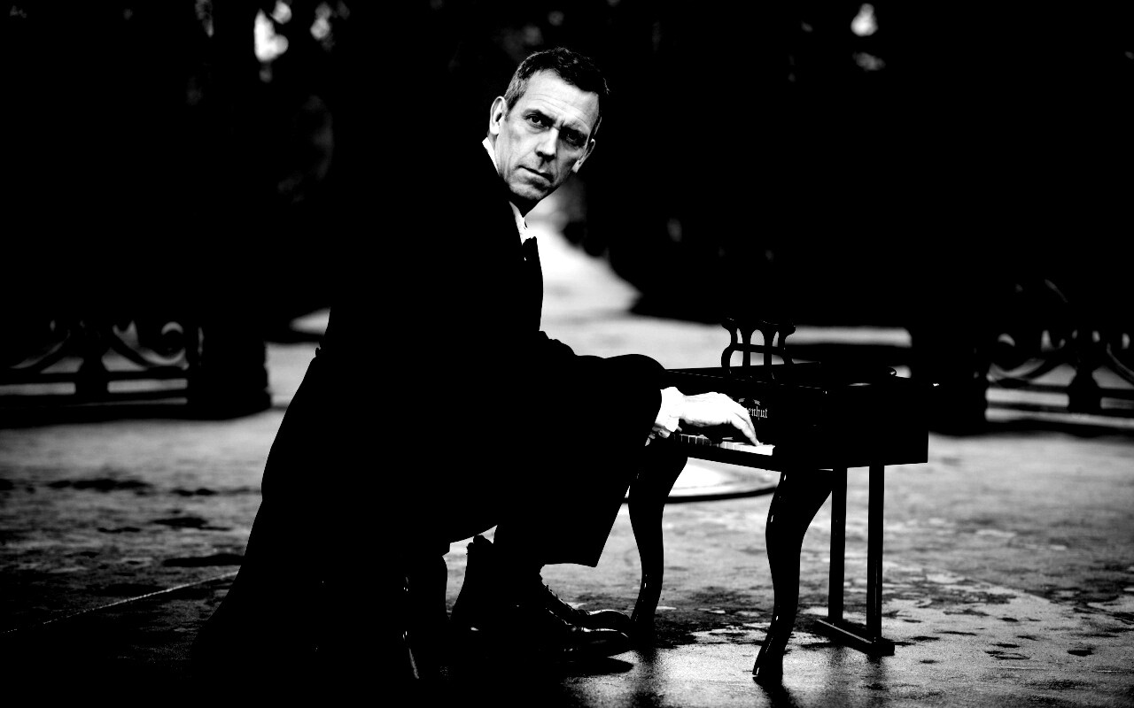 Хью Лори за маленьким роялем обои