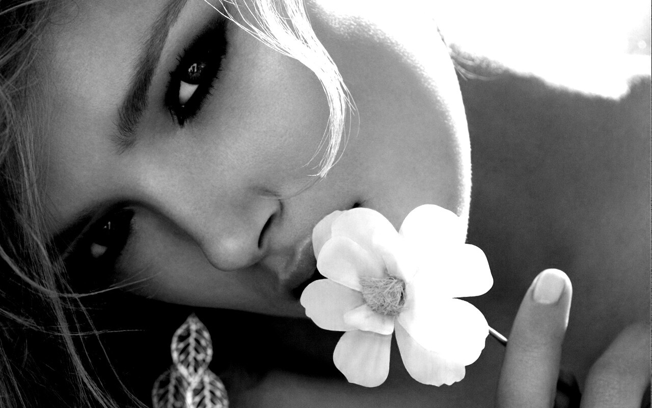 Красавица с белым цветком обои