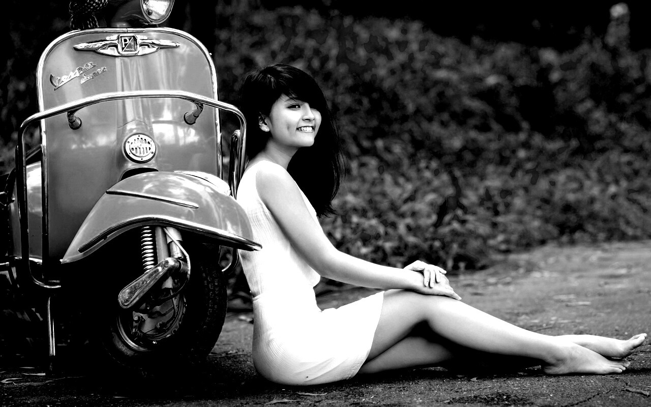 Девушка и мопед обои