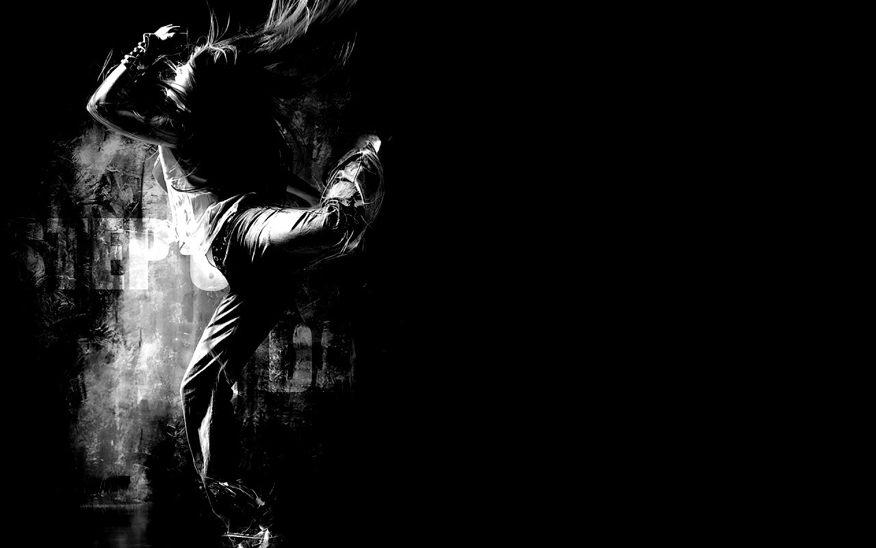 Девушка в диком танце обои