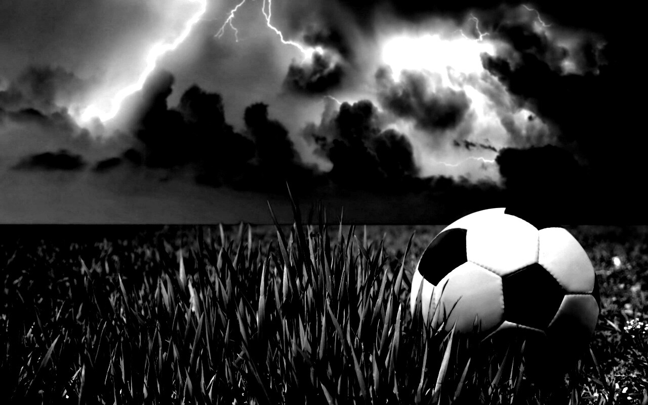Футбольный мяч на газоне обои