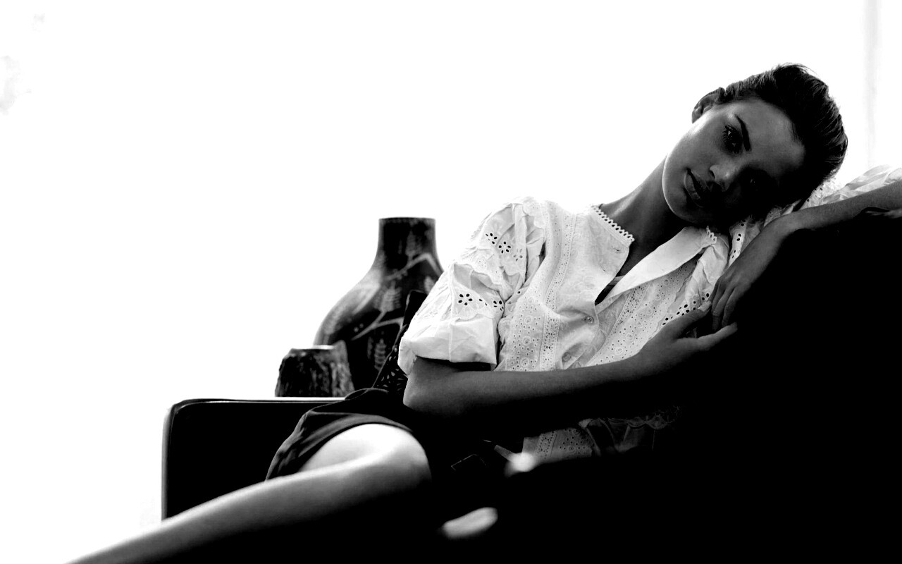 Девушка на диване обои