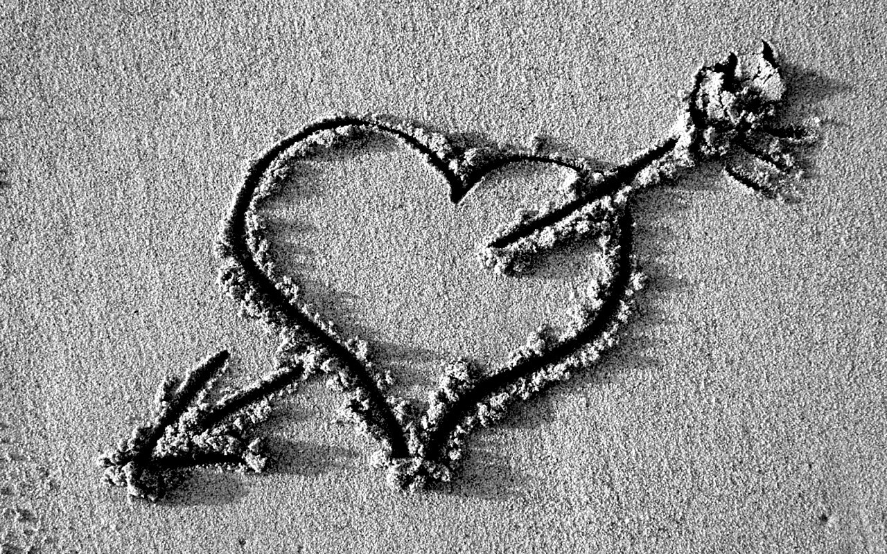 Сердце на песке обои