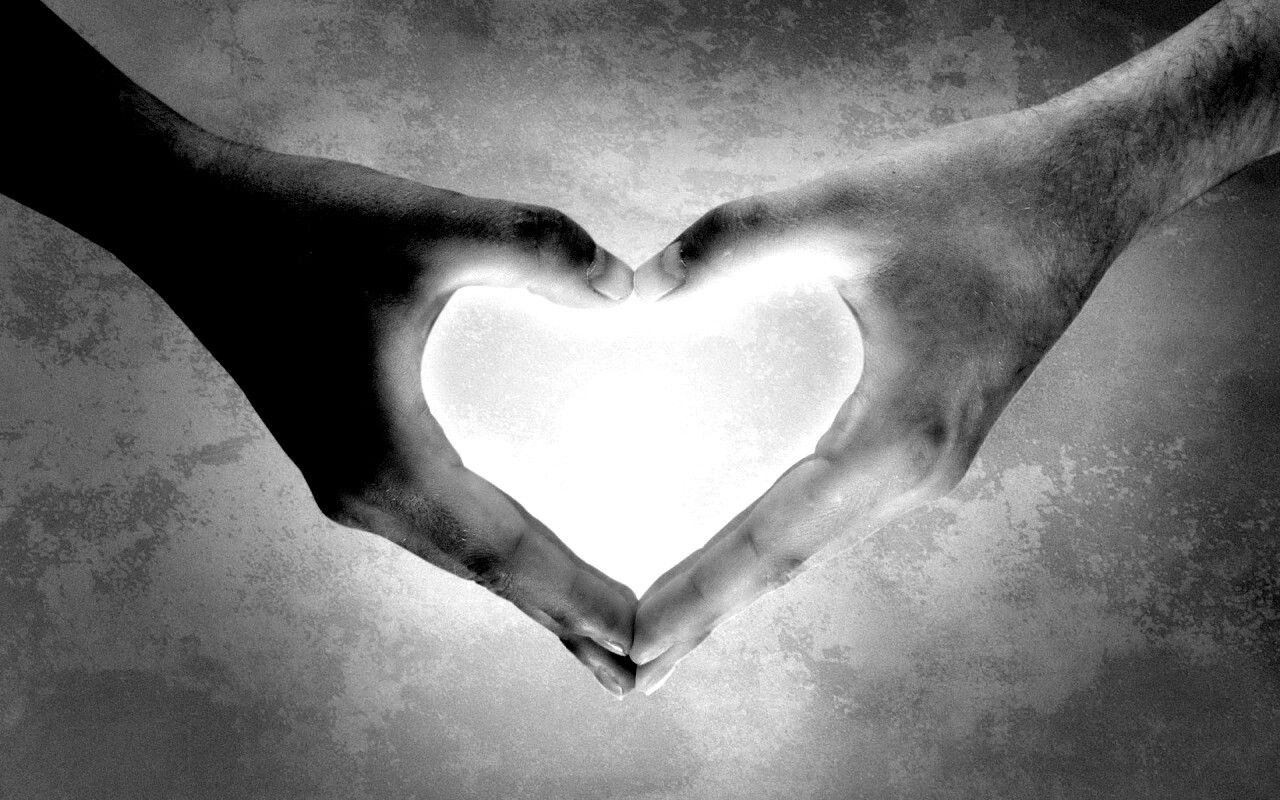Сердце из сложенных рук обои