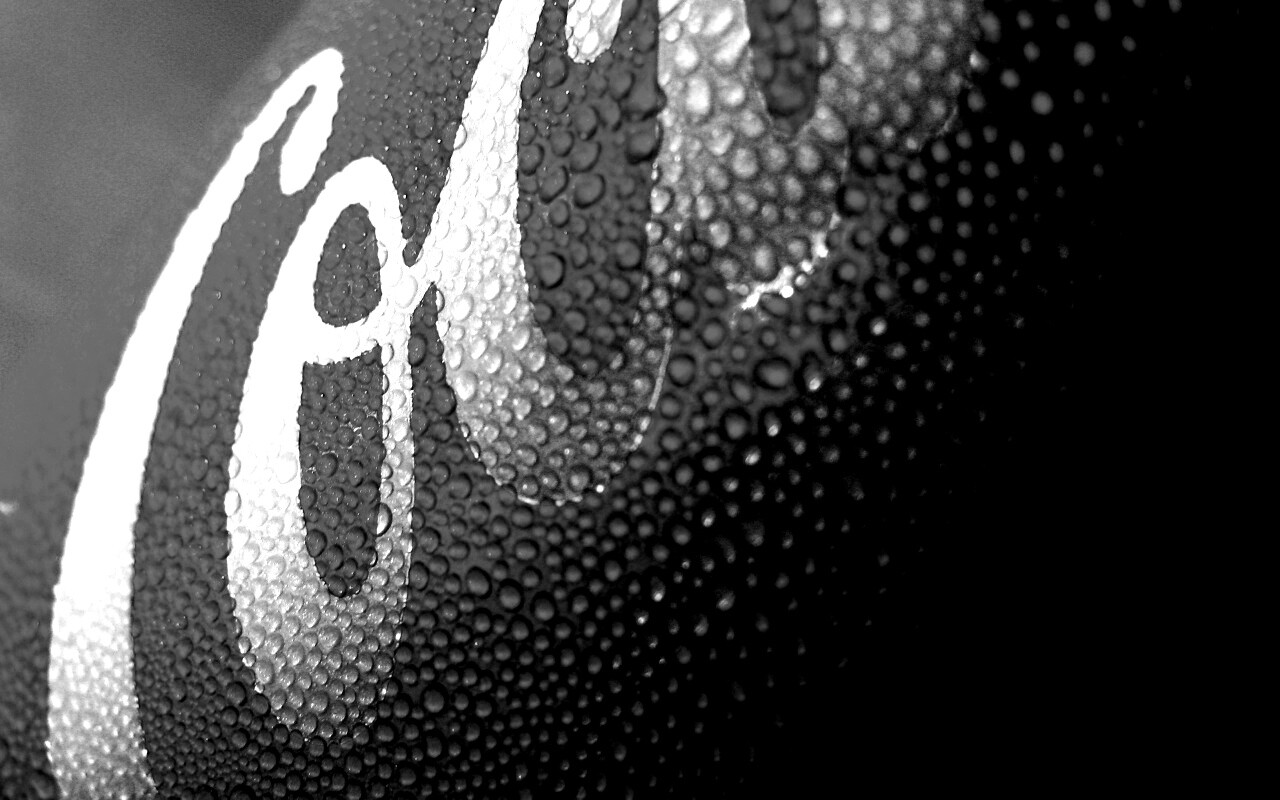 Запотевшая банка Кока-Колы обои