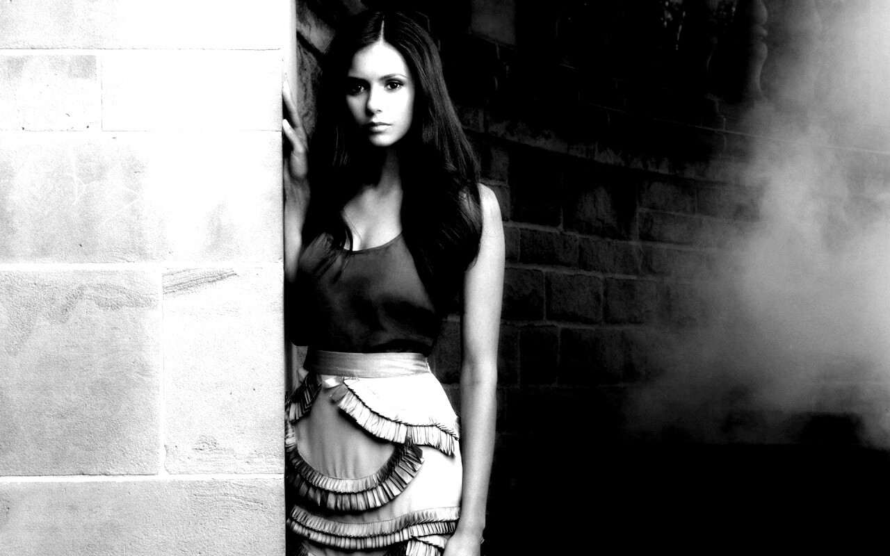 Девушка на лестнице обои