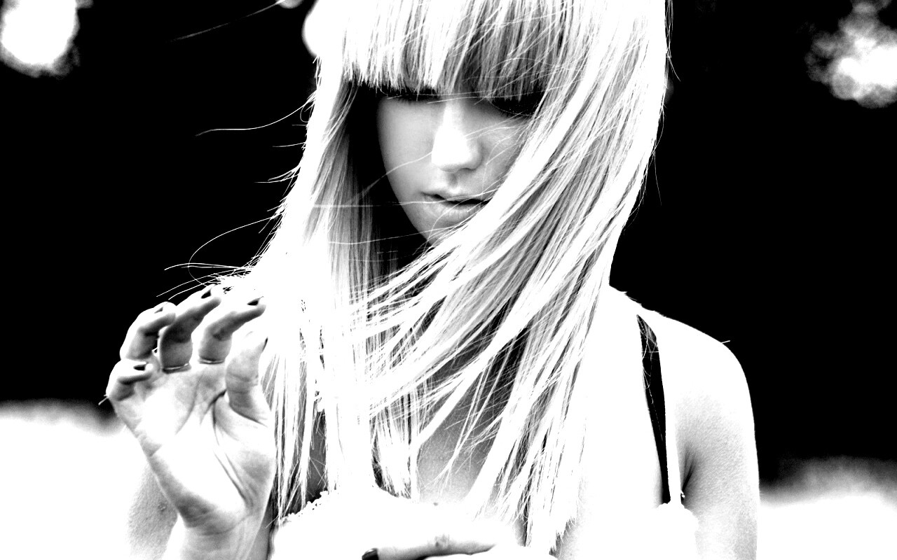 Красивая блондинка с ромашкой обои