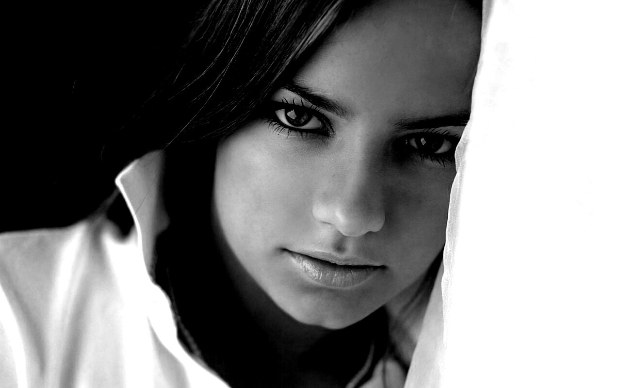 Красивая молодая девушка обои