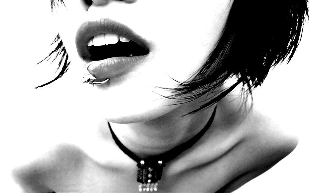 Девушка с кольцом обои