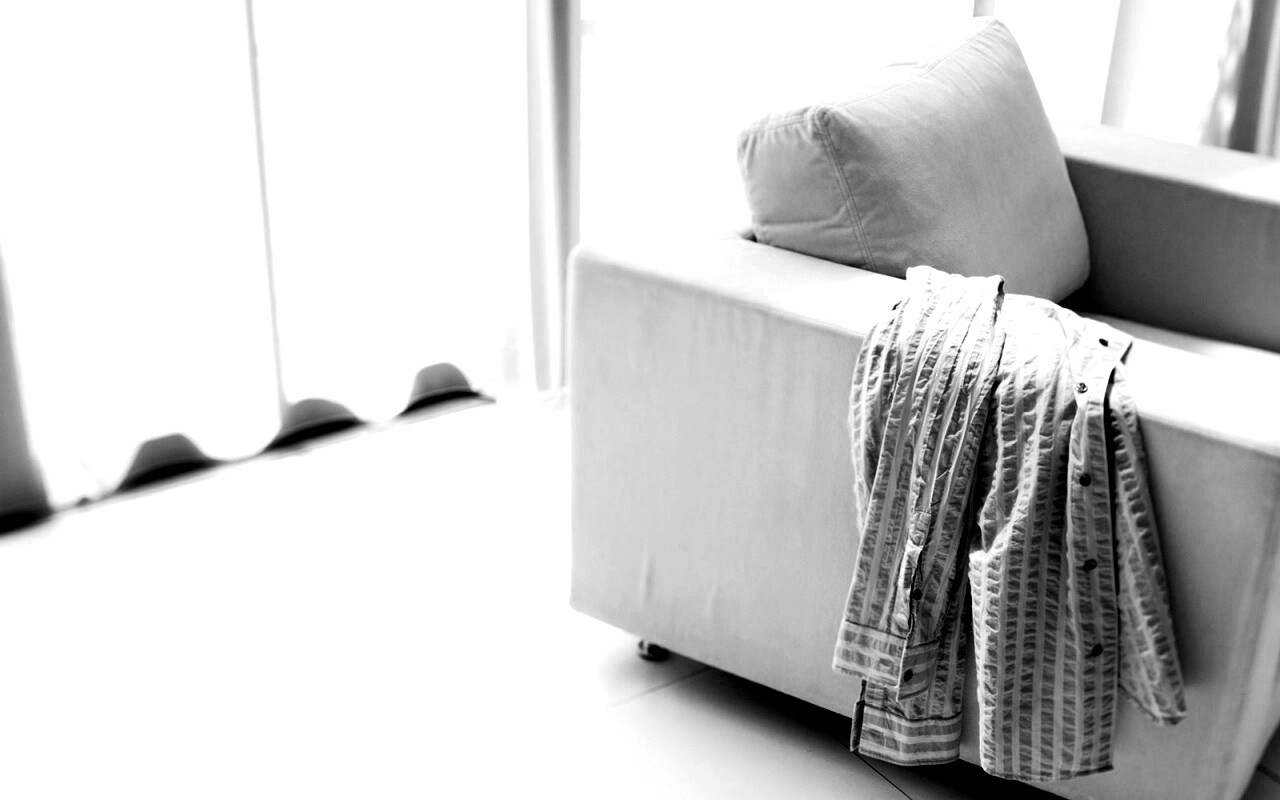 Рубашка на кресле обои