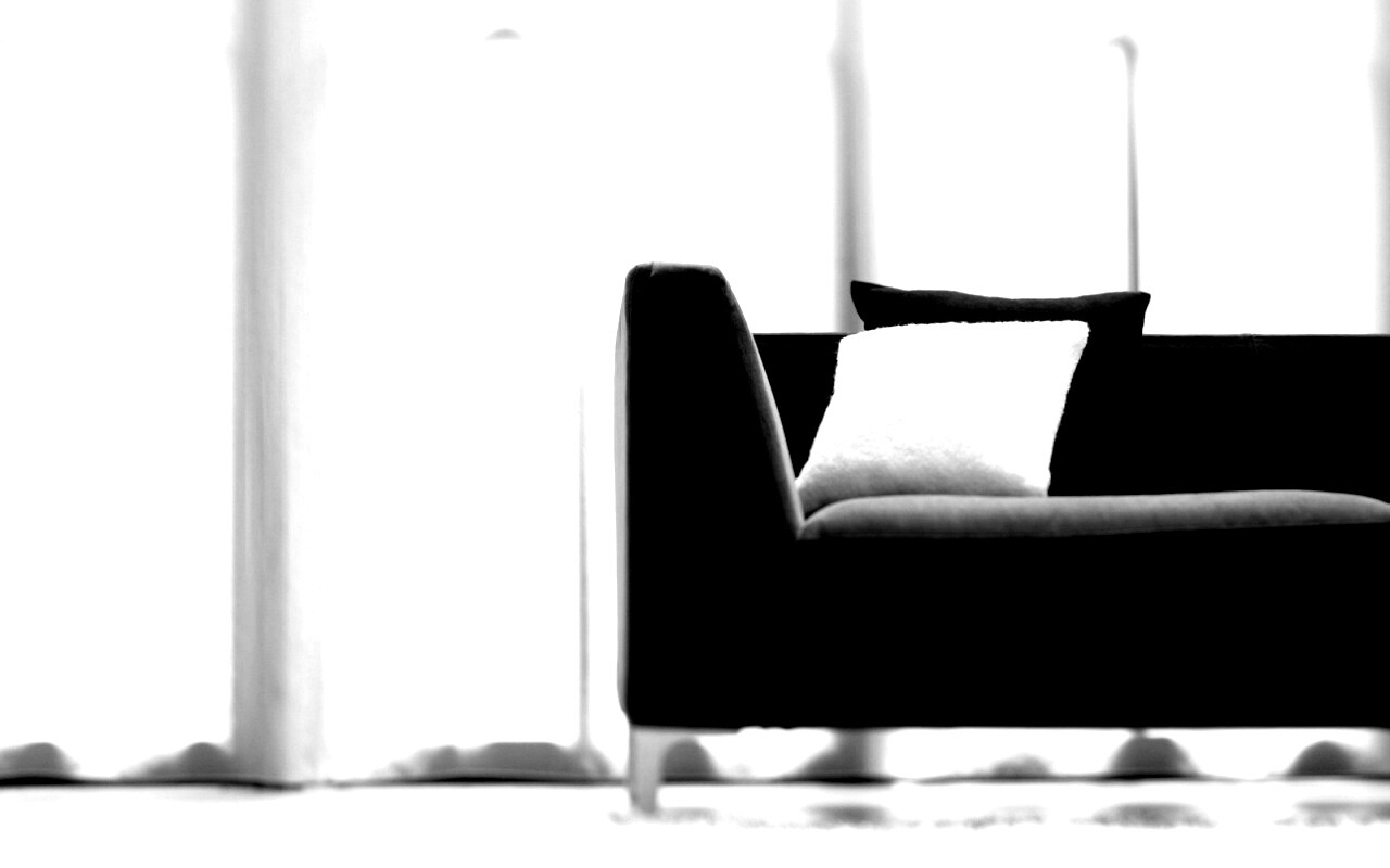 Диван с черной и белой подушками обои