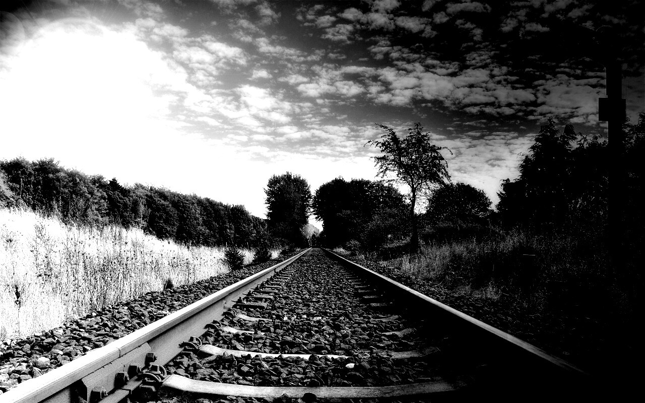 Уходящие в даль рельсы обои