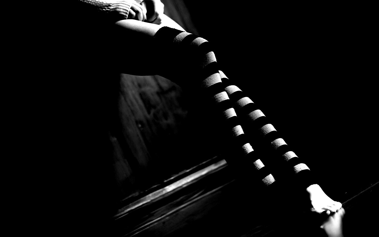 Ножки в полосатых чулках обои