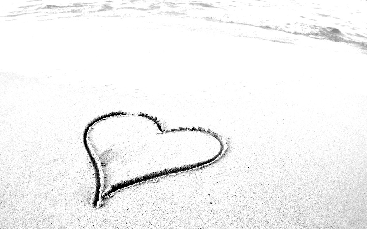 Аккуратное сердце на песке обои