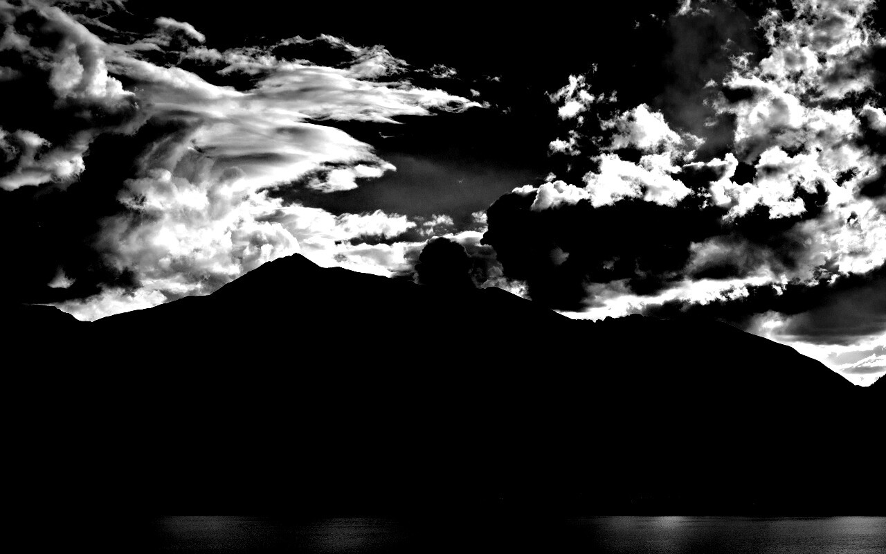 Свет на склонах гор обои