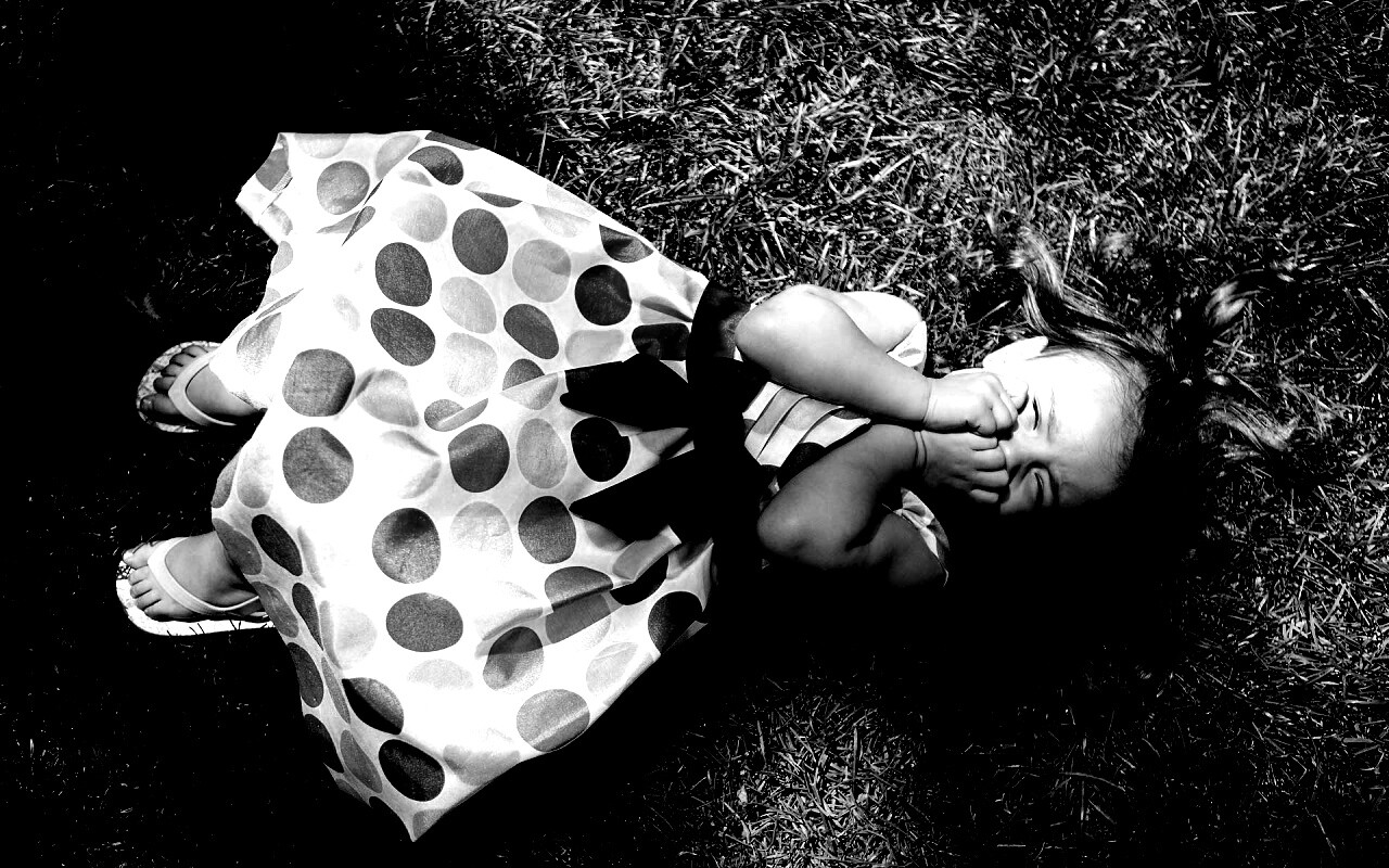 Девочка на траве обои