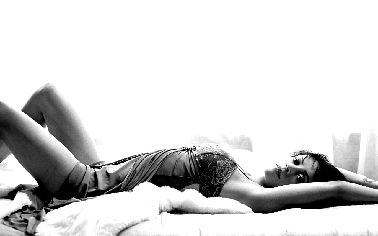 Алиса Милано на кровати обои