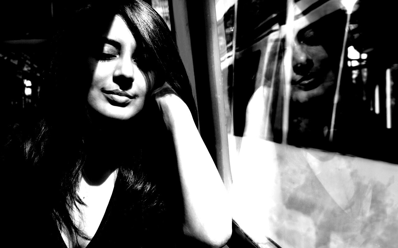 Девушка с закрытыми глазами в электричке обои