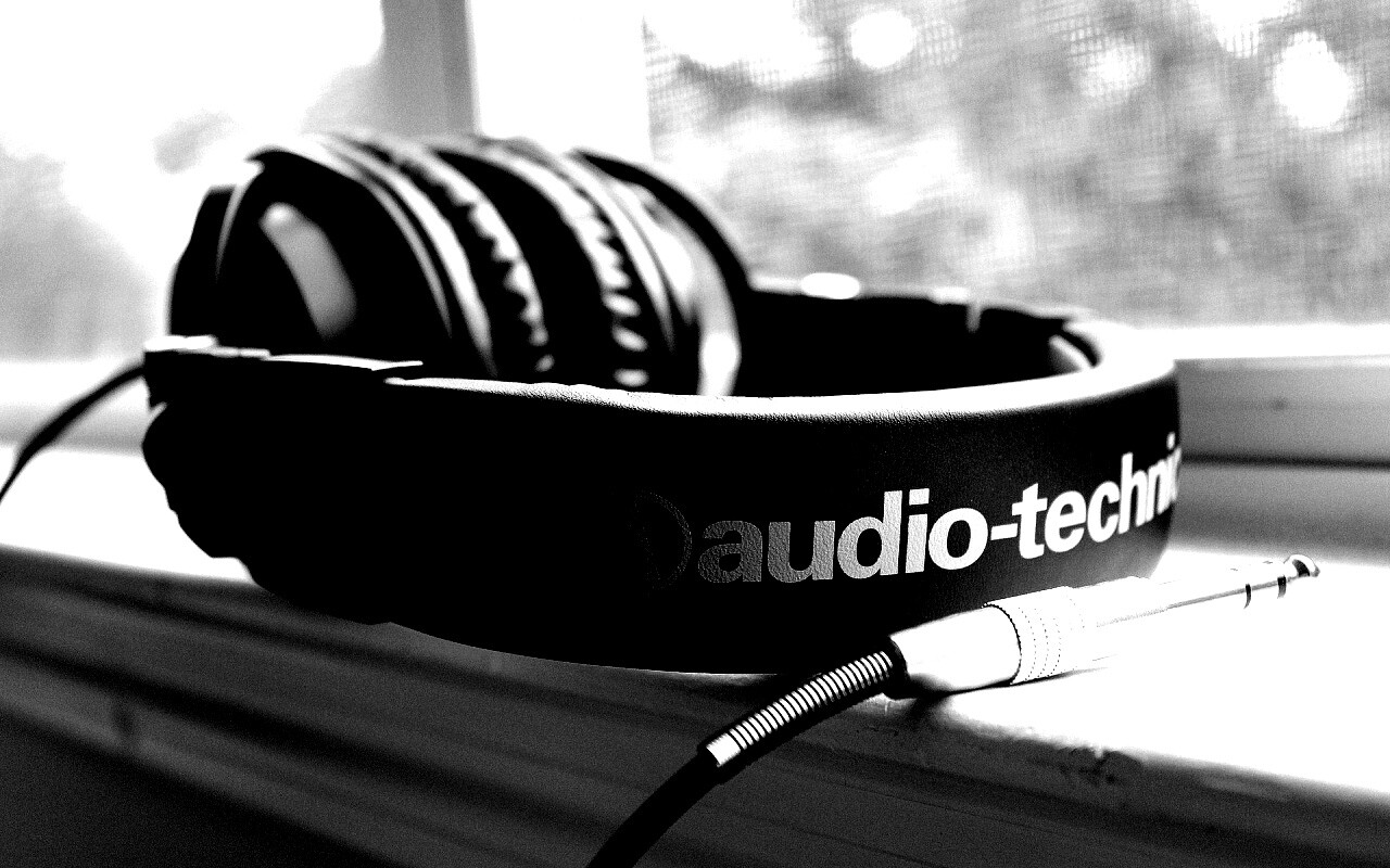 Наушники на подоконнике обои