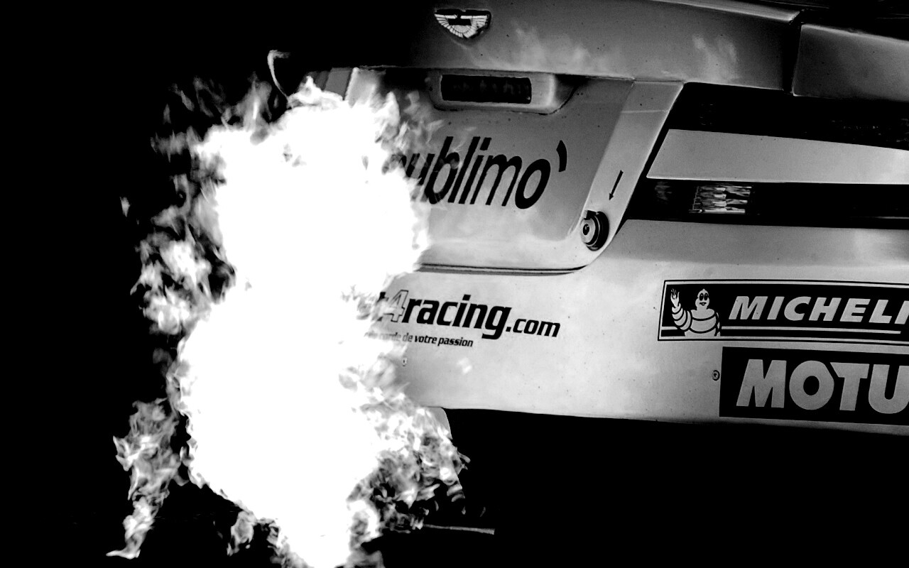 Огонь из выхлопной трубы гоночного Aston Martin обои