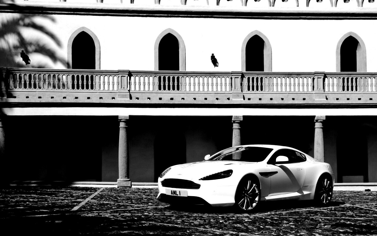 Астон Мартин в дворике дома обои