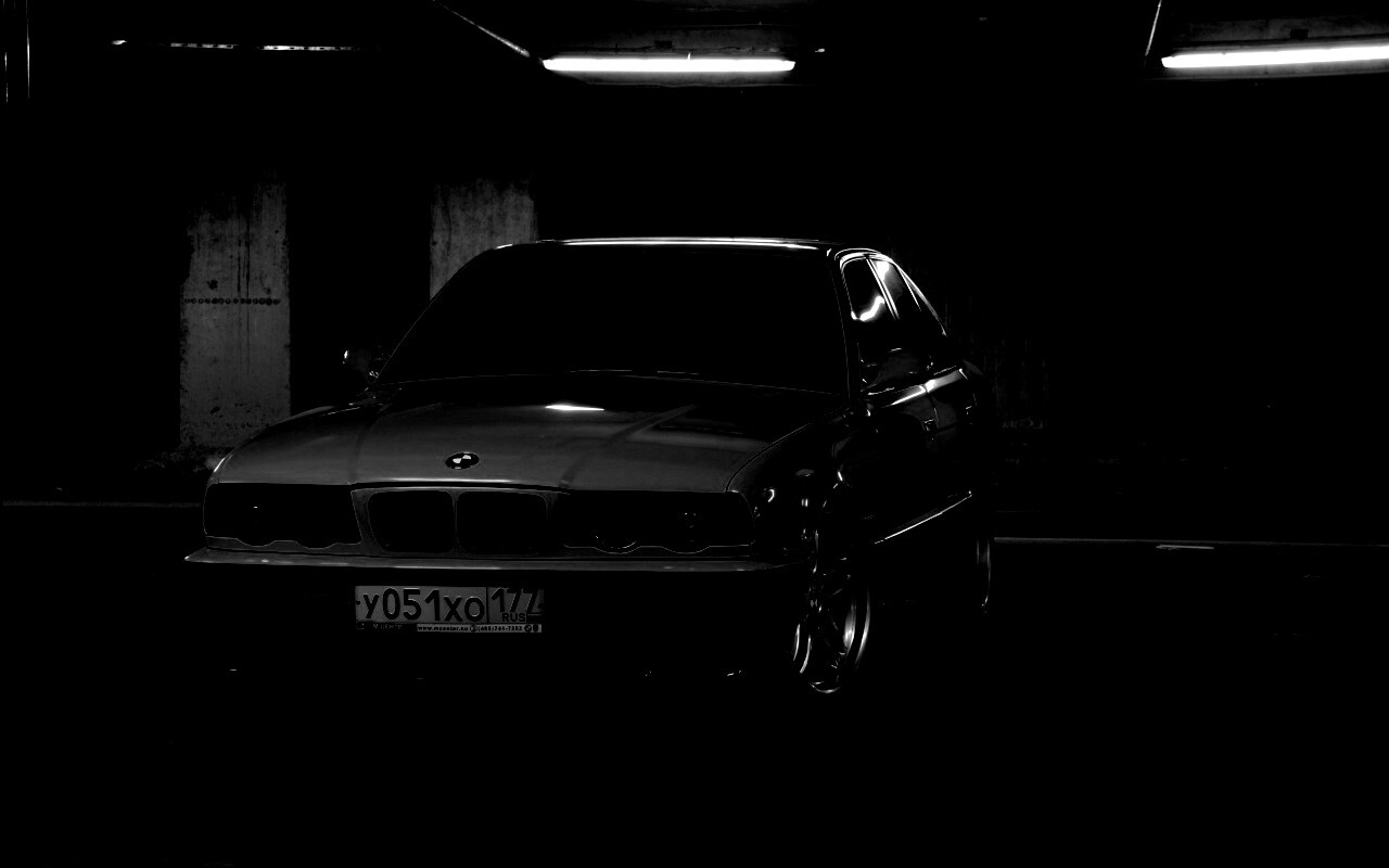 BMW M5 на стоянке обои