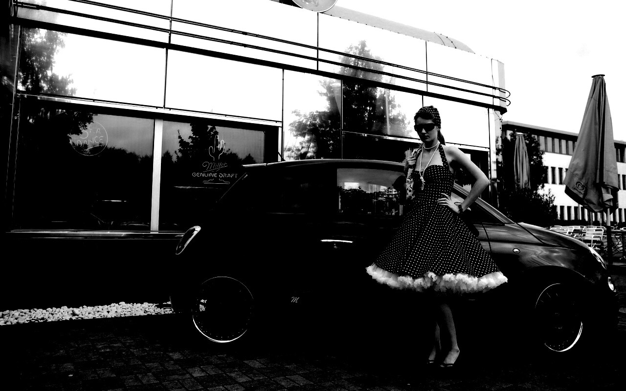 Fiat 500 и девушка обои