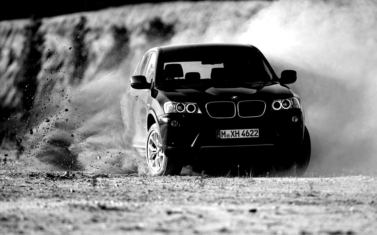 Кроссовер BMW в заносе обои