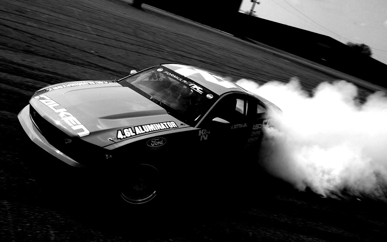 Мустанг дрифтует обои