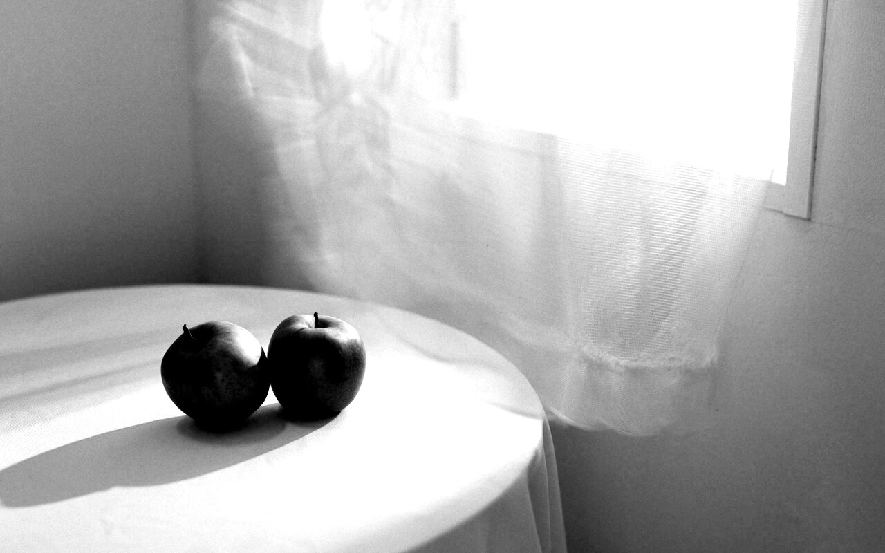 Яблоки на столе перед окном обои