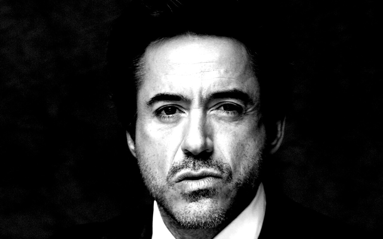 Роберт Дауни младший что-то подозревает обои