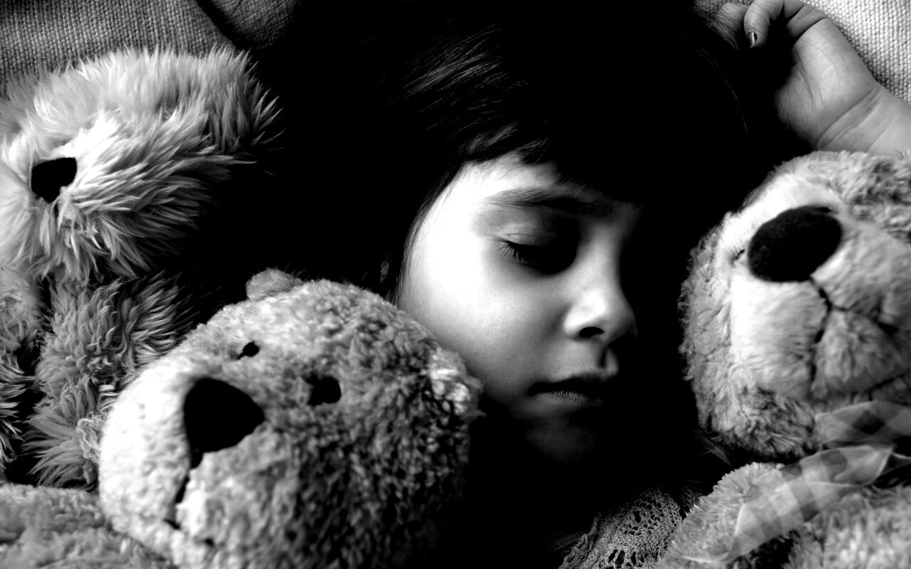 Девочка спит с мишками в обнимку обои