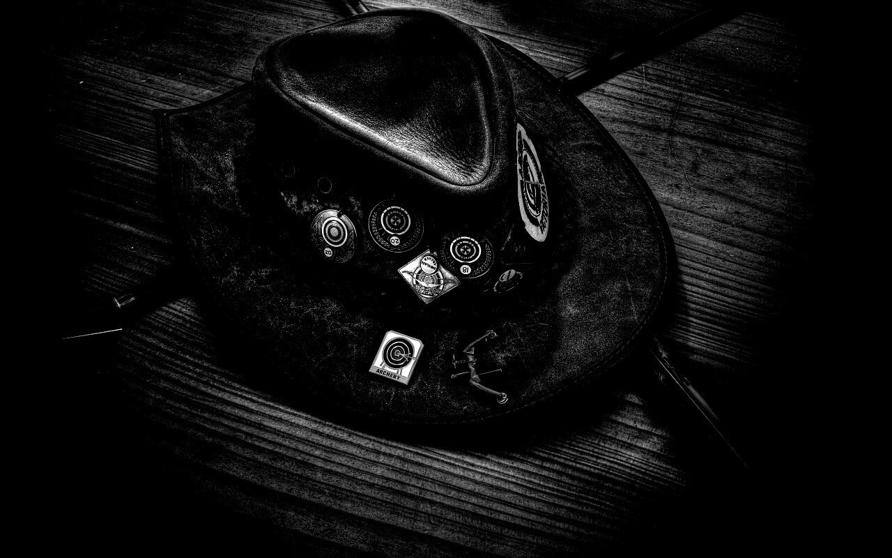 Шляпа и стрелы обои