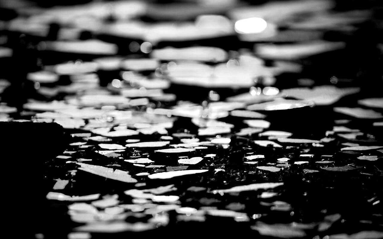 Битое стекло в лучах солнца обои