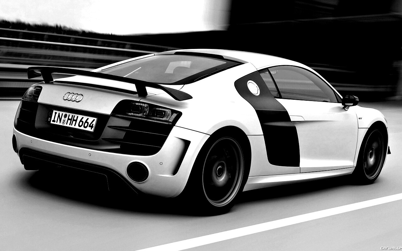 Audi R8 на скоростной трассе обои