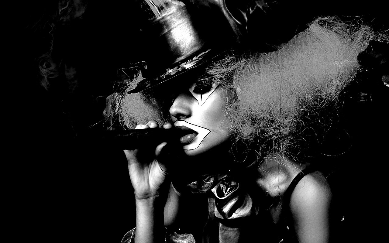 Девушка клоун курит сигару обои