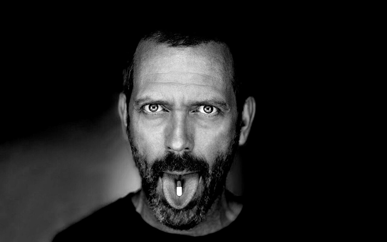 Доктор Хаус с таблеткой на языке обои