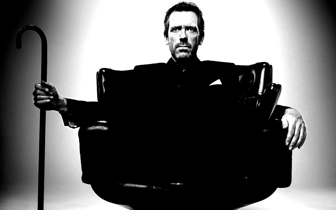 Хью Лори в кресле обои