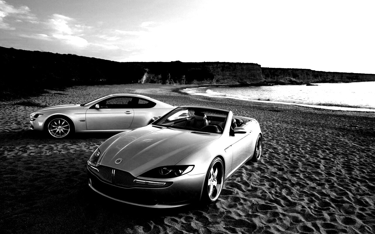 Два спорткара на берегу моря обои