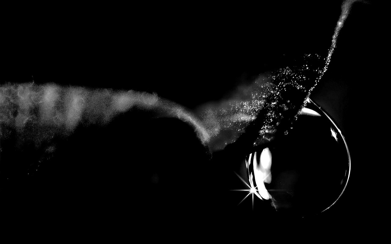 Макро капля на лепестке обои