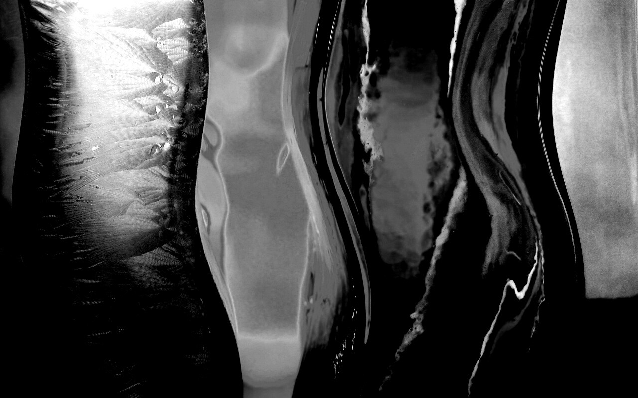 Цветные линии на стекле обои