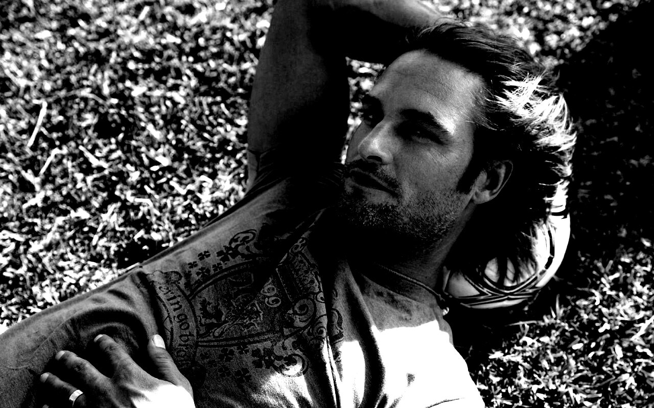 Джош Холлоуэй с мячом обои