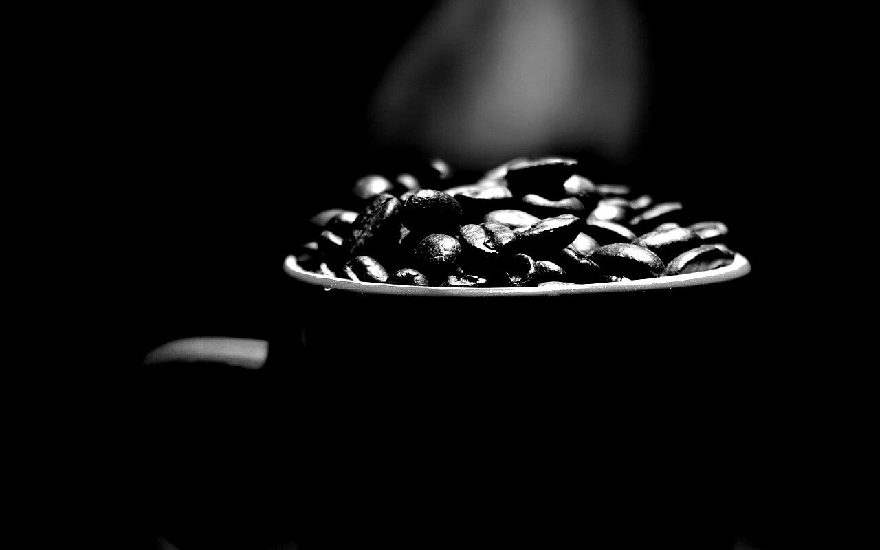 Полная кружка кофейных зёрен обои