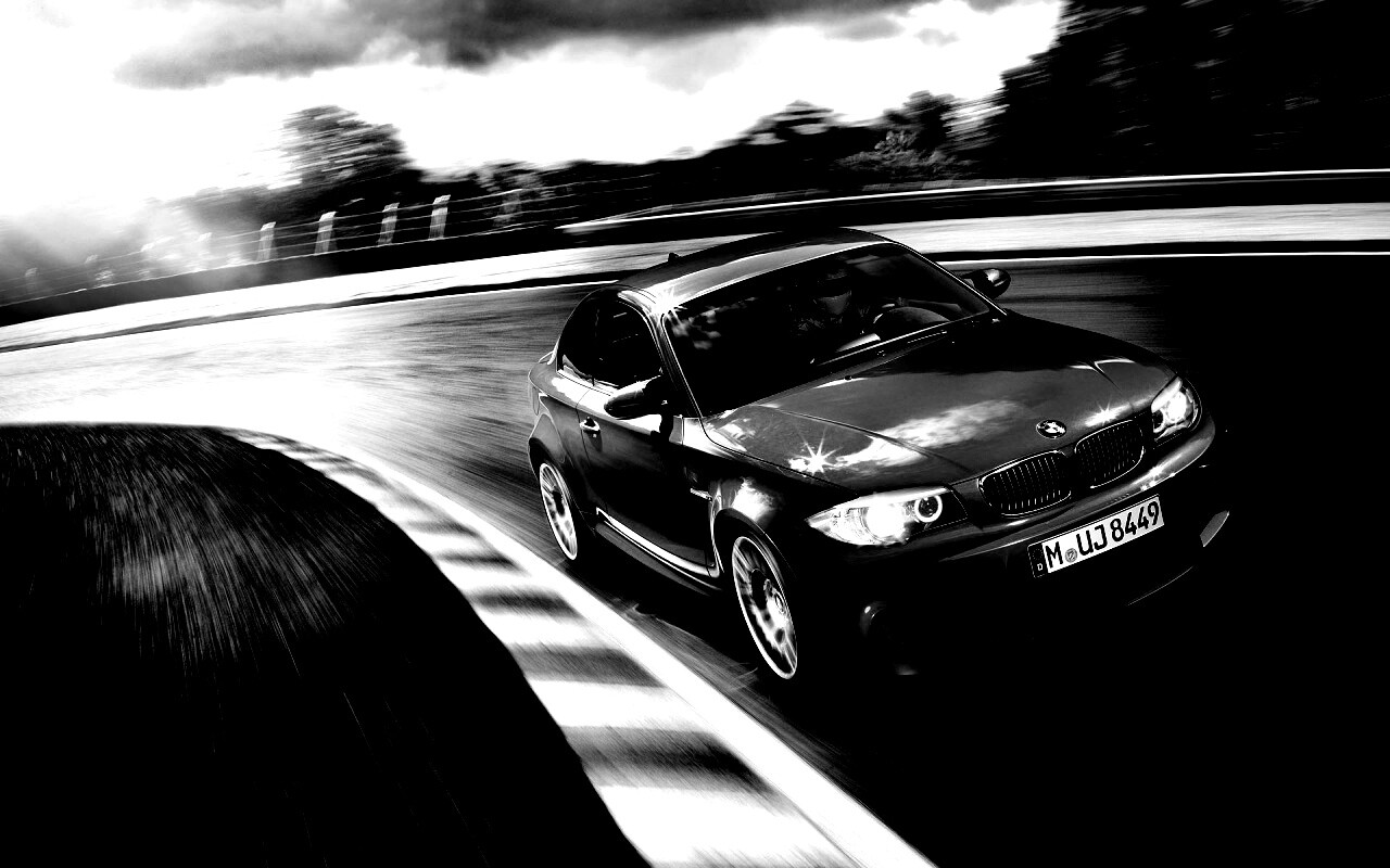Гонщик за рулем BMW M1 обои