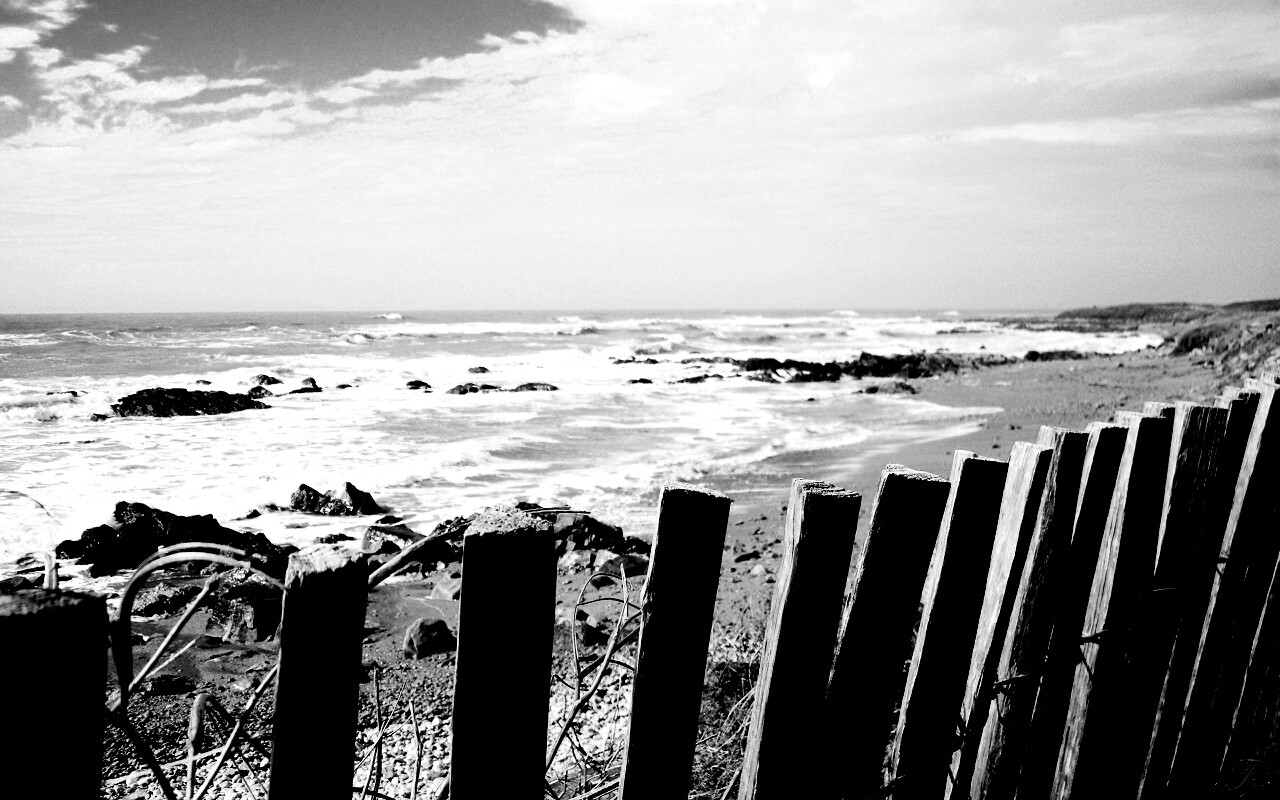 Закрытый пляж за забором обои