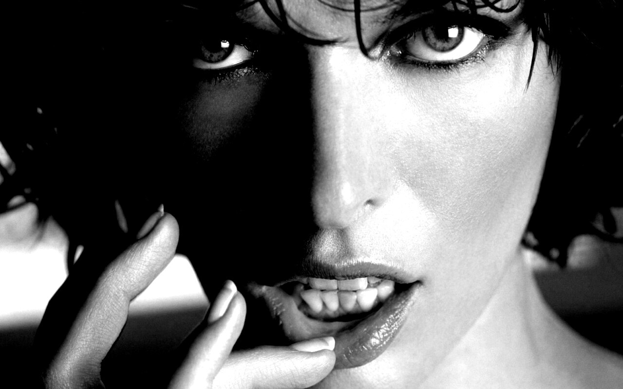 Мила Йововчи крупным планом обои